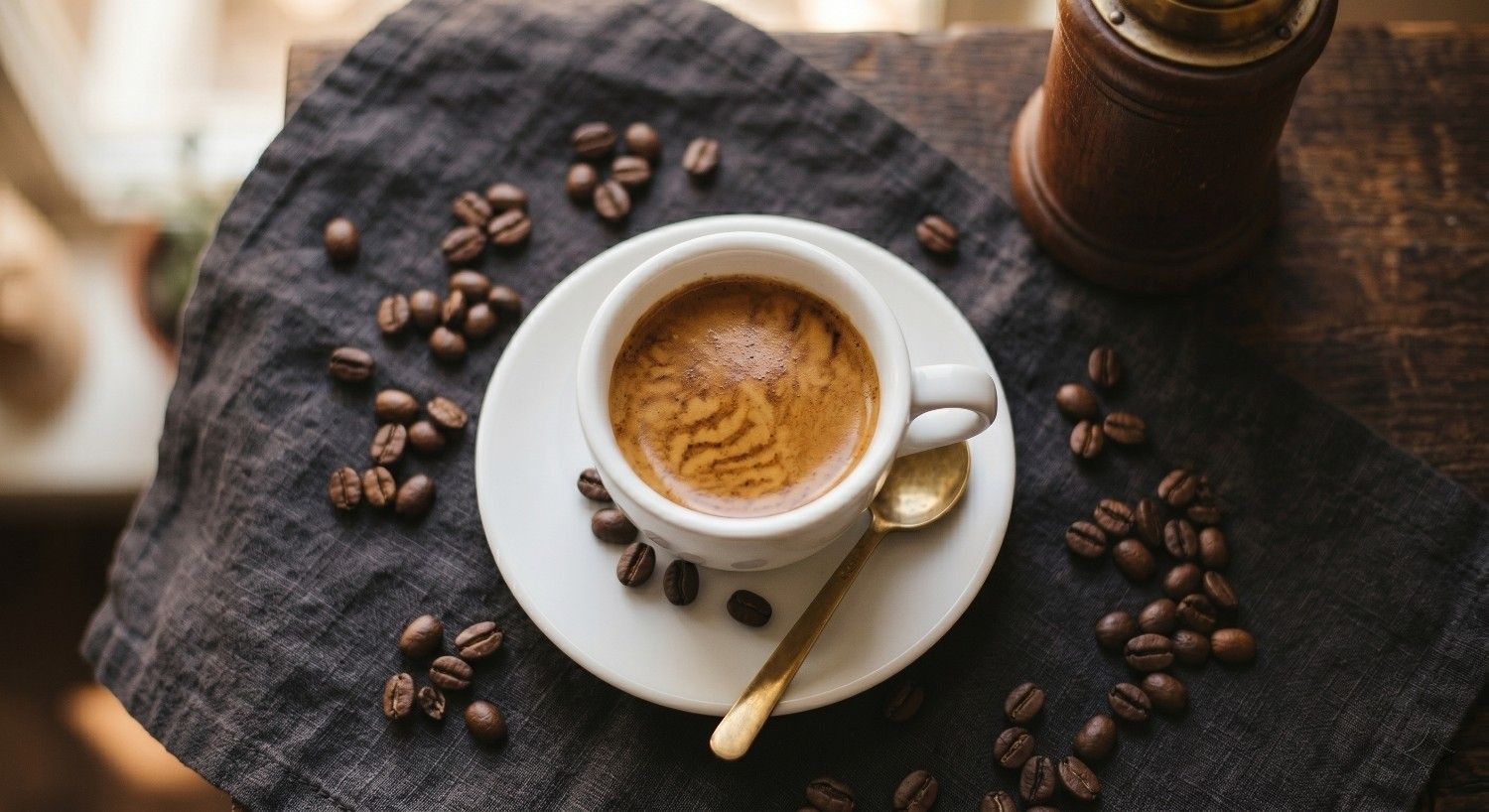 Máquina de espresso extrayendo café en una taza blanca